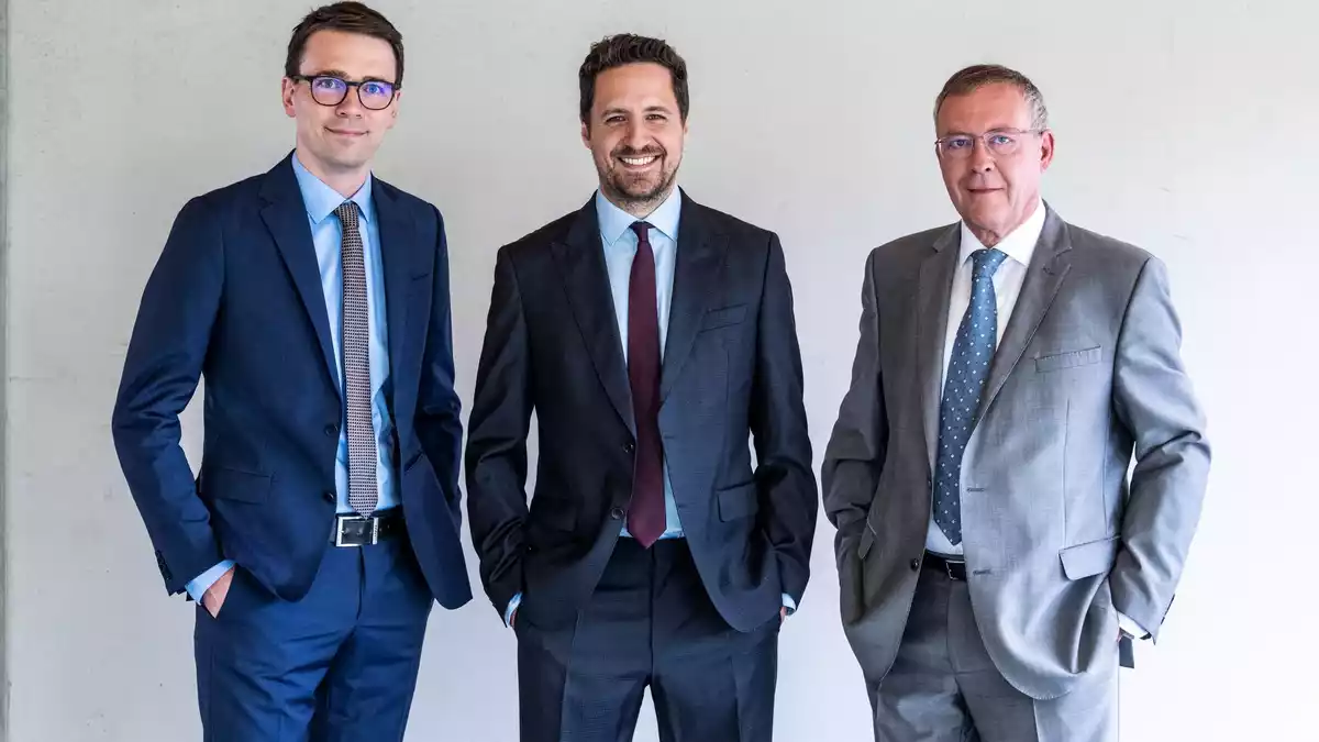 Felix Fischer (links), Stephan Herrmann (Mitte) und Hartmut Spliethoff (rechts) forschen an einem reversiblen Brennstoffzellenkraftwerk. (Handout) - Bild: Ansgar Pudenz/Deutscher Zukunftspreis/dpa