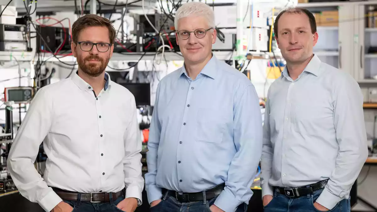 Matthias Lauermann (links), Philipp Dietrich (Mitte) und Christian Koos (rechts) forschen an photonischen Wirebonds - extrem feine, mikroskopisch kleine Drähte. (Handout) - Bild: Ansgar Pudenz/Deutscher Zukunftspreis/dpa