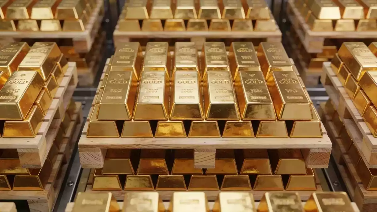 Gold Rises 1.4% to $4,352 as Record ETF Demand Meets Fed Decision