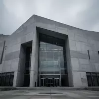 Moderne, minimalistische Architektur eines Regierungsgebäudes unter einem bewölkten Himmel. - Foto: über boerse-global.de