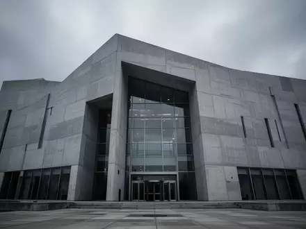 Moderne, minimalistische Architektur eines Regierungsgebäudes unter einem bewölkten Himmel. - Foto: über boerse-global.de