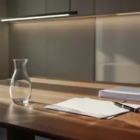 Ein minimalistischer, aufgeräumter Schreibtisch in einem modernen Büro mit natürlichem Lichteinfall. - Foto: über boerse-global.de