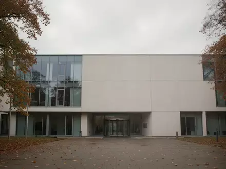 Ein modernes, minimalistisches Regierungsgebäude in Hessen an einem bewölkten Herbsttag. - Foto: über boerse-global.de