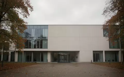 Ein modernes, minimalistisches Regierungsgebäude in Hessen an einem bewölkten Herbsttag. - Foto: über boerse-global.de