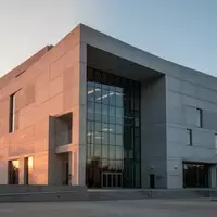 Moderne Fassade eines Gerichtsgebäudes aus Beton und Glas bei Sonnenuntergang. - Foto: über boerse-global.de