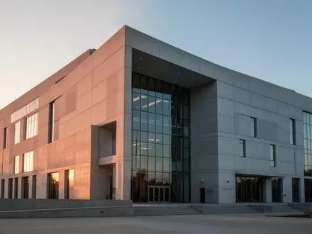 Moderne Fassade eines Gerichtsgebäudes aus Beton und Glas bei Sonnenuntergang. - Foto: über boerse-global.de