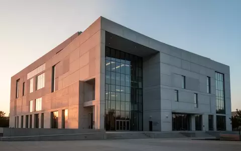 Moderne Fassade eines Gerichtsgebäudes aus Beton und Glas bei Sonnenuntergang. - Foto: über boerse-global.de