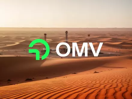 Weite Wüstenlandschaft mit sanften Sanddünen in warmem Licht als Symbol für Energieexploration. - Foto: über boerse-global.de