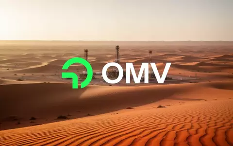 Weite Wüstenlandschaft mit sanften Sanddünen in warmem Licht als Symbol für Energieexploration. - Foto: über boerse-global.de