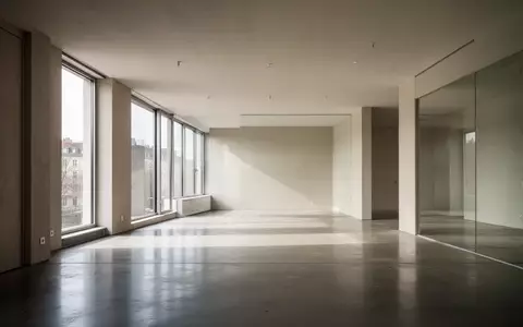 Modernes, minimalistisches Architektur-Interieur in einem Berliner Gebäude mit klaren Linien und natürlichem Licht. - Foto: über boerse-global.de