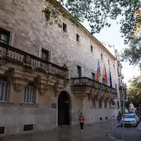 In einem Prozess in Palma muss sich ein dort lebender Deutscher wegen des Vorwurfs der Vergewaltigung verantworten. (Illustration) - Foto: Clara Margais/dpa