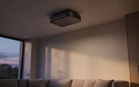 Ein minimalistischer, moderner Wohnraum in der Dämmerung mit Fokus auf eine unauffällige Smart-Home-Halterung an der Decke. - Foto: über boerse-global.de