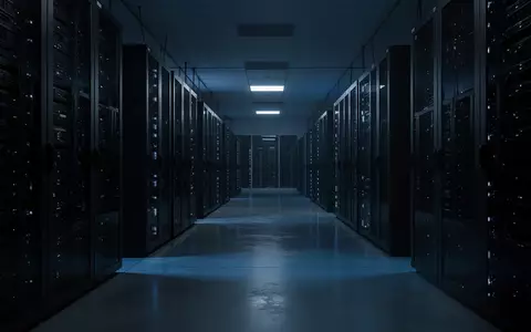 Dunkler Serverraum mit schweigenden Serverschränken in einer kühlen, technologischen Umgebung. - Foto: über boerse-global.de