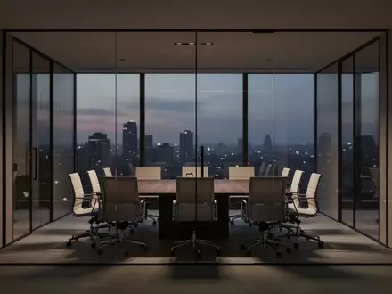 Ein leerer, modern gestalteter Konferenzraum in einem Bürogebäude bei Dämmerung mit Blick auf die Lichter der Stadt. - Foto: über boerse-global.de