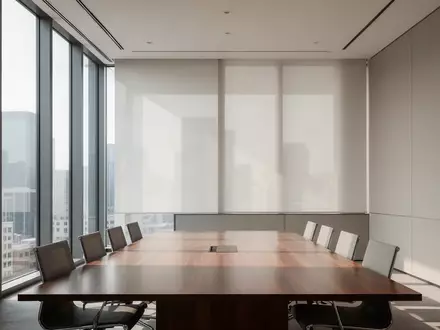 Ein minimalistischer, heller Konferenzraum mit einem leeren Holztisch und einfallendem Tageslicht. - Foto: über boerse-global.de