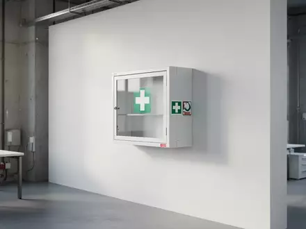Ein dezenter, leerer Erste-Hilfe-Wandschrank in einem modernen, hellen Arbeitsumfeld. - Foto: über boerse-global.de