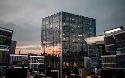 Moderne Glasfassade eines Bürogebäudes in Frankfurt vor einem dämmrigen Himmel, symbolisch für die unklare Marktlage. - Foto: über boerse-global.de