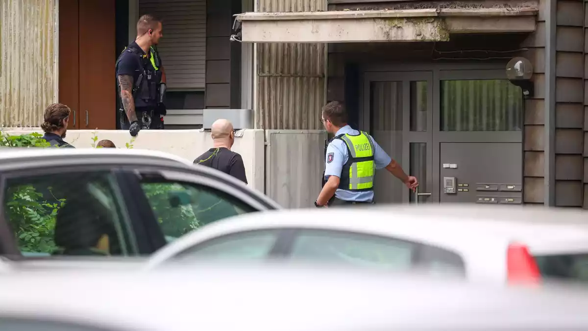 Wie im Juli in Duisburg wurden Polizei und weitere Behörden schon mehrfach gegen Sozialmissbrauch in sogenannten Schrottimmobilien tätig. (Archivfoto) - Bild: ---/dpa