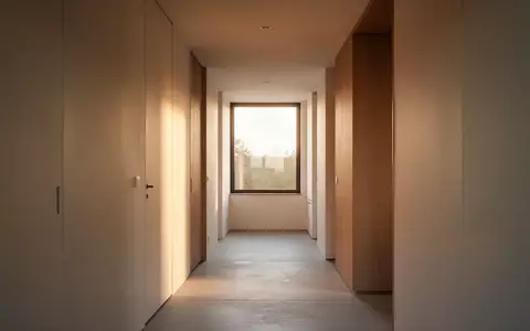 Ein minimalistischer, heller Flur in einem modernen Wohnhaus mit sanftem Tageslichteinfall. - Foto: über boerse-global.de