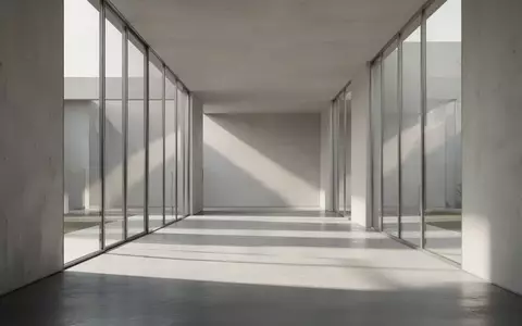 Modernes, minimalistisches Architektur-Interieur mit klaren Linien und weichem Tageslicht in einem leeren Korridor. - Foto: über boerse-global.de