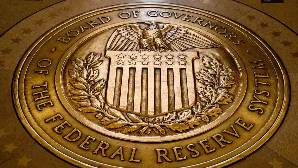 Die US-Notenbank hält den Leitzins stabil. (Archivbild) - Bild: Andrew Harnik/AP/dpa