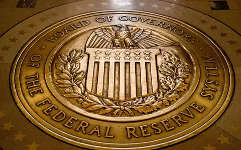Die US-Notenbank hält den Leitzins stabil. (Archivbild) - Foto: Andrew Harnik/AP/dpa
