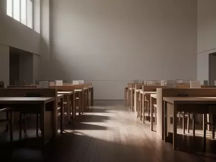 Leerer, ruhiger Lernraum in einer Bibliothek mit einfallendem Tageslicht und schlichten Holzmöbeln. - Foto: über boerse-global.de
