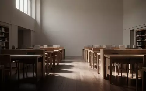 Leerer, ruhiger Lernraum in einer Bibliothek mit einfallendem Tageslicht und schlichten Holzmöbeln. - Foto: über boerse-global.de