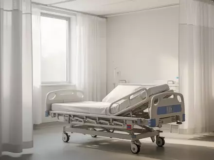 Ein helles, modernes Krankenhauszimmer mit einem unbesetzten Pflegebett in ruhiger, steriler Atmosphäre. - Foto: über boerse-global.de