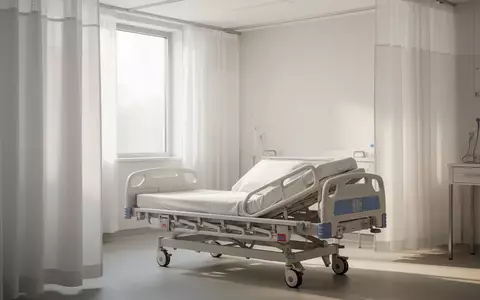 Ein helles, modernes Krankenhauszimmer mit einem unbesetzten Pflegebett in ruhiger, steriler Atmosphäre. - Foto: über boerse-global.de
