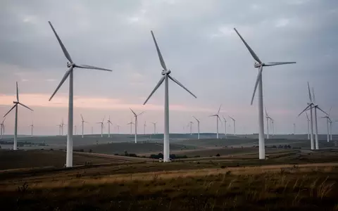 Windkraftanlagen in einer weiten Landschaft bei Dämmerung - Foto: über boerse-global.de