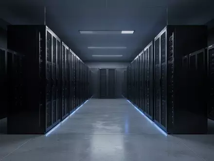 Ein moderner, minimalistischer Serverraum mit symmetrischen Rack-Reihen und kühler Beleuchtung in einer ruhigen Umgebung. - Foto: über boerse-global.de