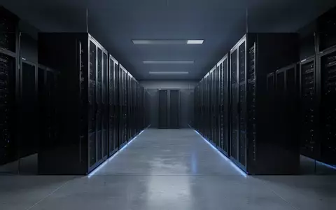 Ein moderner, minimalistischer Serverraum mit symmetrischen Rack-Reihen und kühler Beleuchtung in einer ruhigen Umgebung. - Foto: über boerse-global.de