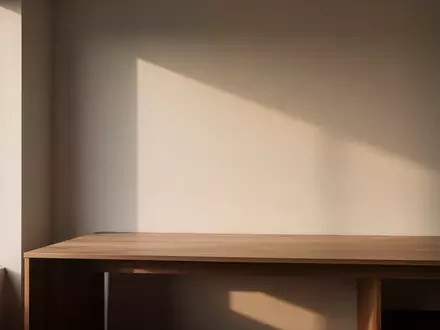 Ein minimalistischer, heller Raum mit einer leeren Schreibtischfläche, der eine sichere und private Atmosphäre vermittelt. - Foto: über boerse-global.de