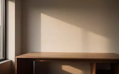 Ein minimalistischer, heller Raum mit einer leeren Schreibtischfläche, der eine sichere und private Atmosphäre vermittelt. - Foto: über boerse-global.de