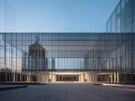 Ein minimalistisches, modernes Regierungsgebäude aus Glas und Stahl in der Abenddämmerung. - Foto: über boerse-global.de