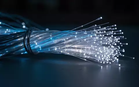 Symbolic image: glowing fiber optic cables - Foto: über boerse-global.de