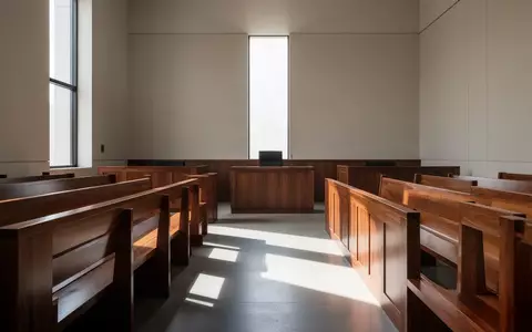 Ein leerer Gerichtssaal mit modernen Holzmöbeln und einfallendem Tageslicht. - Foto: über boerse-global.de