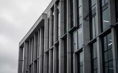 Moderne architektonische Fassade eines Bürogebäudes mit strengen geometrischen Linien und Schattenwurf. - Foto: über boerse-global.de