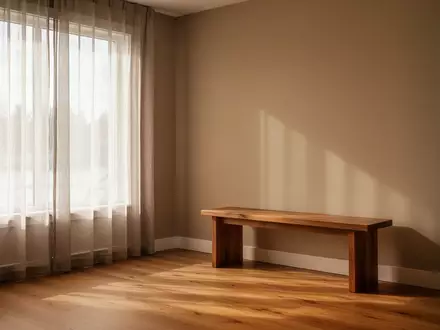 Ein minimalistisch gestalteter, lichtdurchfluteter Raum in einer Praxis für alternative Medizin im historischen Hafenviertel. - Foto: über boerse-global.de