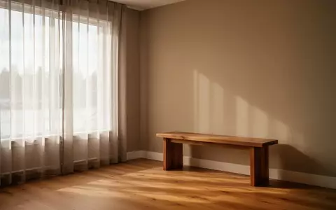 Ein minimalistisch gestalteter, lichtdurchfluteter Raum in einer Praxis für alternative Medizin im historischen Hafenviertel. - Foto: über boerse-global.de