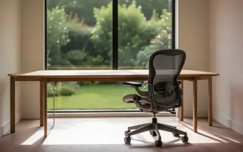 Ein minimalistisch eingerichtetes Homeoffice mit leerem Schreibtisch und Blick in einen sonnigen Garten. - Foto: über boerse-global.de