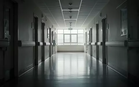 Ein leerer, steril wirkender Krankenhausflur mit glänzendem Boden und einfallendem Tageslicht. - Foto: über boerse-global.de