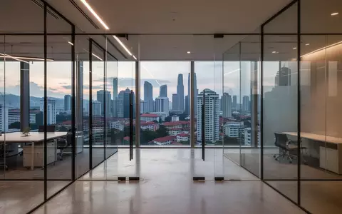 Ein minimalistisches, modernes Büro mit Blick auf die Skyline von Singapur bei Dämmerung. - Foto: über boerse-global.de