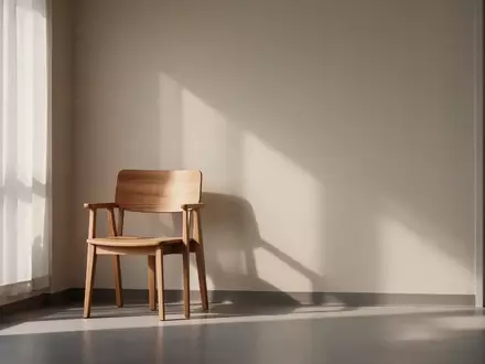 Ein minimalistischer, lichtdurchfluteter Raum mit einem leeren Stuhl, der eine ruhige und nachdenkliche Atmosphäre ausstrahlt. - Foto: über boerse-global.de