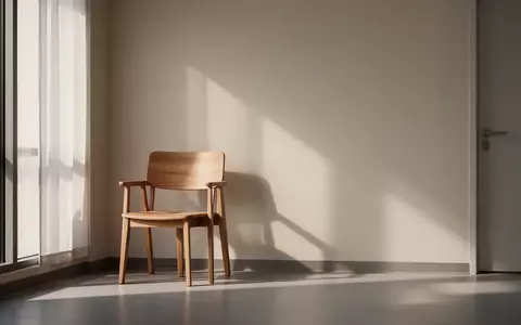 Ein minimalistischer, lichtdurchfluteter Raum mit einem leeren Stuhl, der eine ruhige und nachdenkliche Atmosphäre ausstrahlt. - Foto: über boerse-global.de
