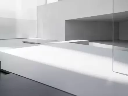 Minimalistische, architektonische Innenansicht mit geometrischen Formen und weichem, natürlichem Licht zur Symbolisierung von Ordnung und Systematik. - Foto: über boerse-global.de