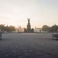 Weitläufiges, leeres Gelände der Theresienwiese in München im frühen Morgenlicht mit der Bavaria-Statue im Hintergrund. - Foto: über boerse-global.de