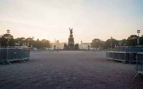 Weitläufiges, leeres Gelände der Theresienwiese in München im frühen Morgenlicht mit der Bavaria-Statue im Hintergrund. - Foto: über boerse-global.de