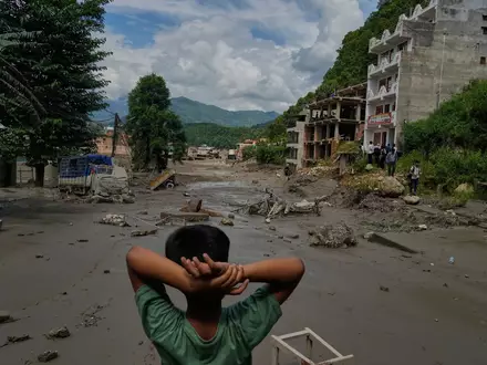 Ein Junge betrachtet die Verwüstungen, die durch Sturzfluten am Fluss Trishuli im nepalesischen Distrikt Nuwakot verursacht wurden. (Archivbild) - Foto: Niranjan Shrestha/AP/dpa